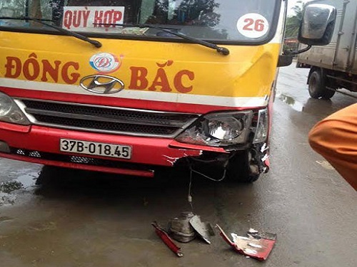 Tai nạn giao th&ocirc;ng ng&agrave;y 16/12: Xe m&aacute;y đấu đầu xe kh&aacute;ch, 2 thanh ni&ecirc;n nguy kịch