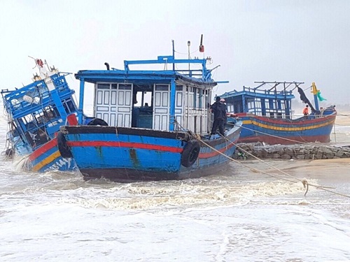 Lũ lụt miền Trung: Ngư d&acirc;n thất thần chứng kiến lũ nhấn ch&igrave;m, đ&aacute;nh vỡ h&agrave;ng chục t&agrave;u c&aacute;