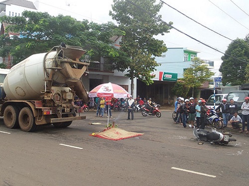 Tai nạn giao th&ocirc;ng ng&agrave;y 20/12: Học sinh lớp 2 bị xe tải c&aacute;n tử vong tr&ecirc;n đường đi học về