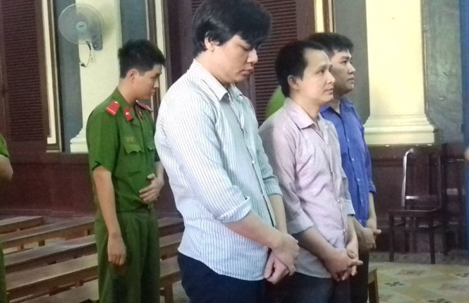 ba-nhan-vien-ban-ve-kham-benh-gia-linh-an-o-benh-vien-nhi-dong-1