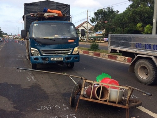 Tai nạn giao th&ocirc;ng ng&agrave;y 26/12: Đi b&aacute;n đồ ăn s&aacute;ng gặp tai nạn, vợ tử vong, chồng nguy kịch