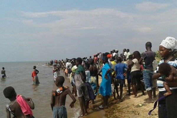 lat-thuyen-o-ho-albert-uganda-it-nhat-30-nguoi-chet-va-mat-tich