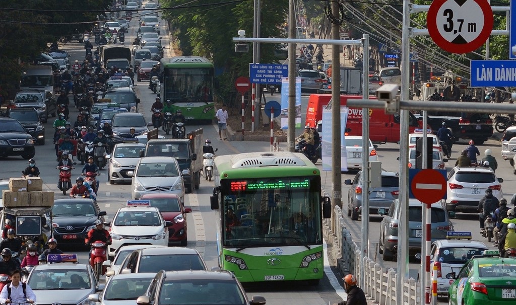 buyt-nhanh-brt-chay-thu-nghiem-trong-un-tac-bi-xe-may-chan-dau