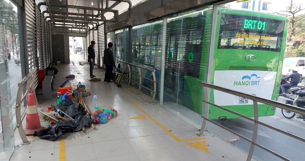 buyt-nhanh-brt-chay-thu-nghiem-trong-un-tac-bi-xe-may-chan-dau