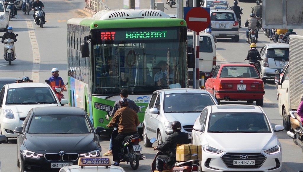 buyt-nhanh-brt-chay-thu-nghiem-trong-un-tac-bi-xe-may-chan-dau