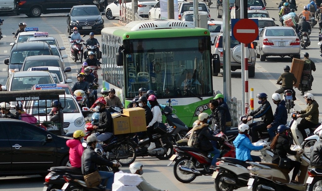 buyt-nhanh-brt-chay-thu-nghiem-trong-un-tac-bi-xe-may-chan-dau