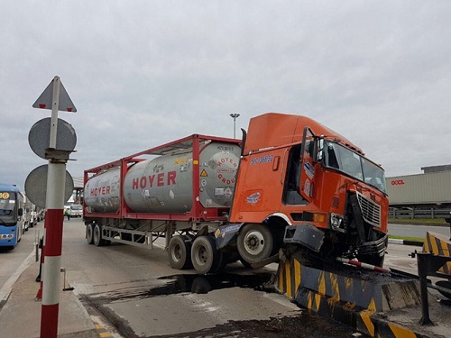 Tai nạn giao th&ocirc;ng ng&agrave;y 29/12: Cặp vợ chồng bị container c&aacute;n thương vong