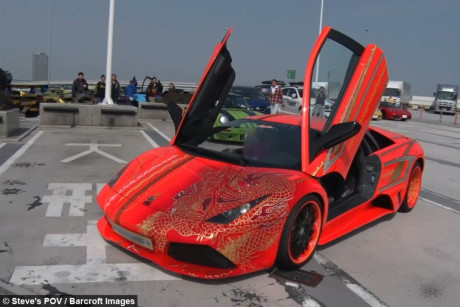 man-nhan-voi-dan-sieu-xe-lamborghini-tri-gia-hon-227-ty-dong