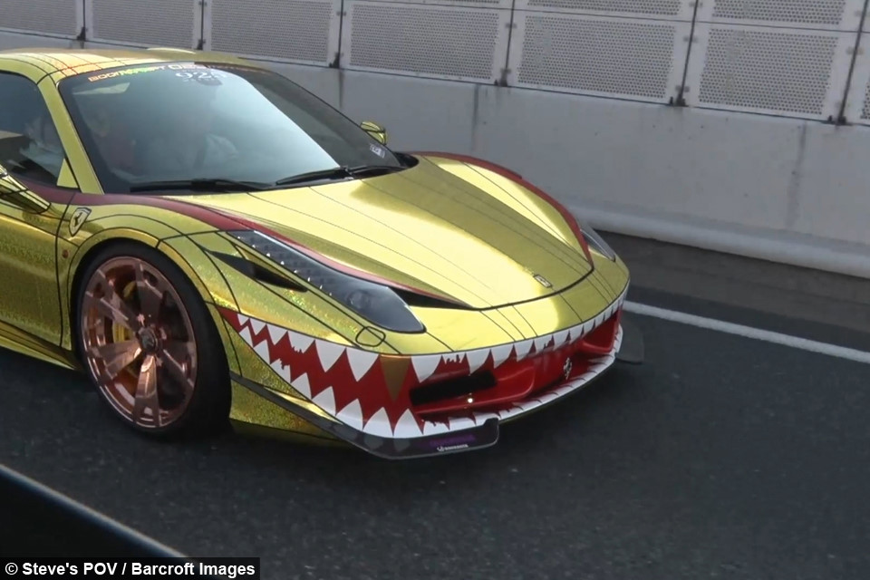 man-nhan-voi-dan-sieu-xe-lamborghini-tri-gia-hon-227-ty-dong