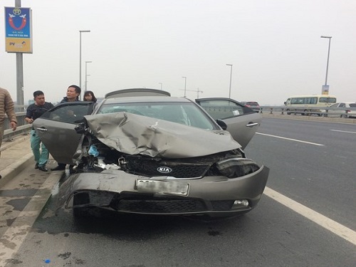 Tai nạn giao th&ocirc;ng ng&agrave;y 31/12: Xe bu&yacute;t mất l&aacute;i đ&acirc;m dải ph&acirc;n c&aacute;ch, 9 người nhập viện