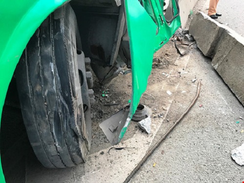 Tai nạn giao th&ocirc;ng nghi&ecirc;m trọng ng&agrave;y 1/1: Xe kh&aacute;ch t&ocirc;ng chết người đi chợ s&aacute;ng sớm