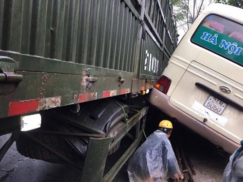 Tai nạn giao th&ocirc;ng nghi&ecirc;m trọng ng&agrave;y 1/1: Xe kh&aacute;ch t&ocirc;ng chết người đi chợ s&aacute;ng sớm