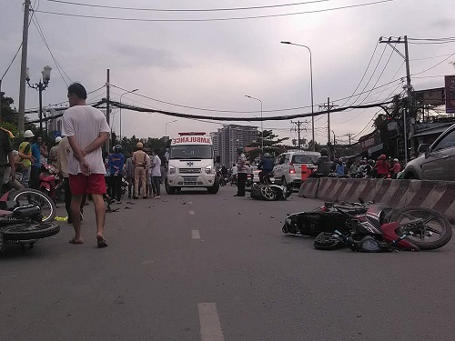 Tai nạn giao th&ocirc;ng ng&agrave;y 2/1: &Ocirc; t&ocirc; t&ocirc;ng h&agrave;ng loạt xe m&aacute;y, nhiều người nhập viện