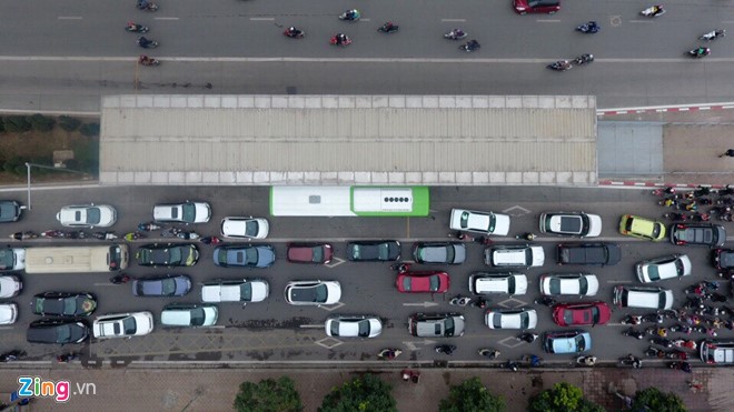 buyt-nhanh-brt-bi-bua-vay-sau-ngay-nghi-le