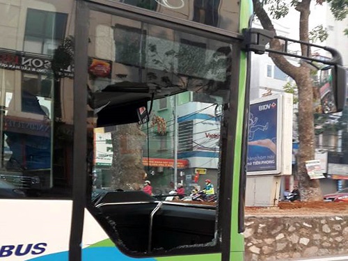 Xe bu&yacute;t nhanh bị taxi tạt đầu, vỡ toang cửa k&iacute;nh