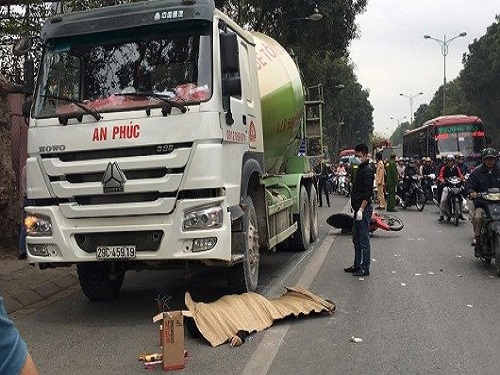 Tai nạn giao th&ocirc;ng ng&agrave;y 5/1: Cụ &ocirc;ng 80 tuổi bị xe bồn cuốn v&agrave;o gầm, tử vong