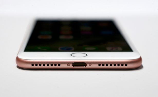 ro-ri-thong-tin-iphone-8-duoc-trang-bi-cong-nghe-sac-khong-day-tien-tien-nhat