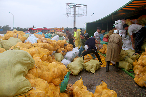 ha-tinh-lat-xe-container-nguoi-dan-giup-tai-xe-gom-30-tan-dua