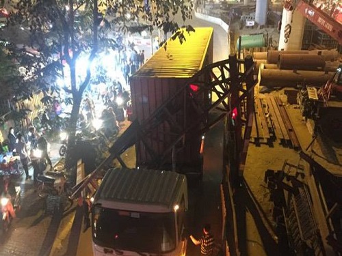 Tai nạn giao th&ocirc;ng ng&agrave;y 10/1: Xe tải đ&acirc;m v&agrave;o đu&ocirc;i container, 3 người thương vong