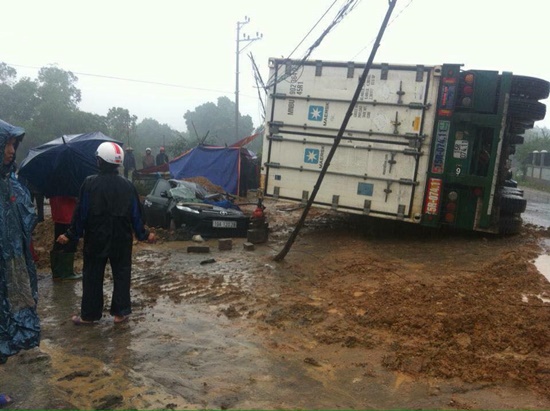 xe-container-bi-lat-de-bep-xe-con-3-nguoi-thuong-vong