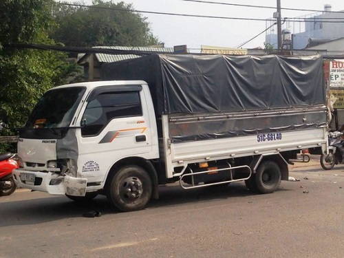 Tai nạn giao th&ocirc;ng nghi&ecirc;m trọng ng&agrave;y 12/1: Xe m&aacute;y vỡ n&aacute;t, hai cha con nguy kịch