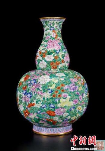 chiec-binh-hoa-gay-choang-voi-muc-gia-gan-72-ty-dong-co-gi-dac-biet