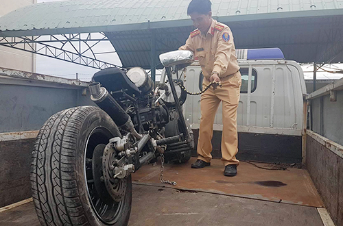 xe-mo-to-do-gan-sung-dan-bi-tich-thu-tren-quoc-lo-1A