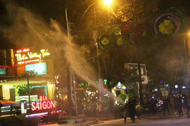 tphcm-chay-den-trang-tri-nhieu-nguoi-hoang-loan