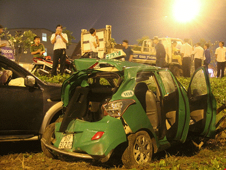xe-ban-tai-huc-vang-taxi-khoi-duong-4-nguoi-cap-cuu