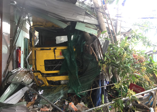 xe-container-lao-vao-nha-dan-2-nguoi-tu-vong