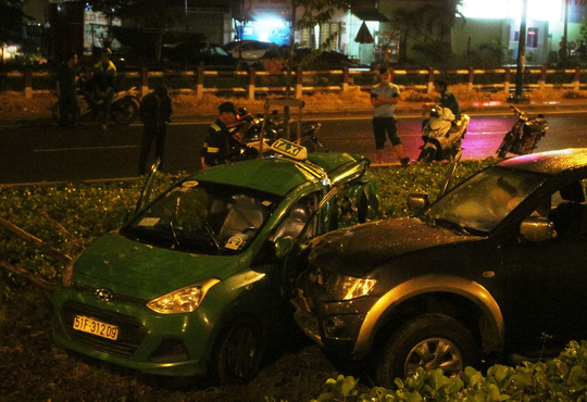 xe-ban-tai-huc-vang-taxi-khoi-duong-4-nguoi-cap-cuu