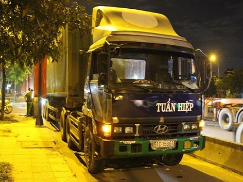 Tai nạn giao th&ocirc;ng ng&agrave;y 17/1: Thi thể phụ xe mắc kẹt giữa xe kh&aacute;ch v&agrave; xe ben sau tai nạn