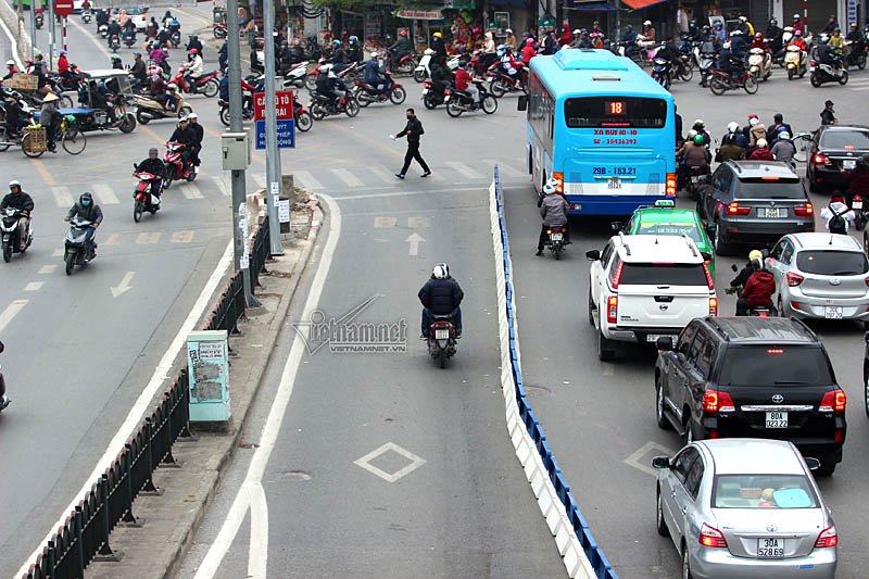 mac-giai-phan-cach-xe-buyt-nhanh-van-bi-lan-lan