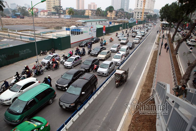 mac-giai-phan-cach-xe-buyt-nhanh-van-bi-lan-lan