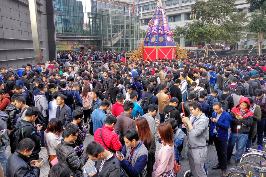 nhan-vien-xep-hang-dong-nghit-cho-nhan-phong-bao-li-xi-cua-ong-chu