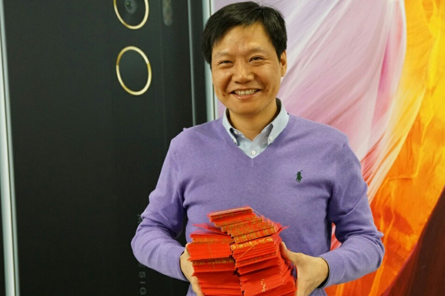 nhan-vien-xep-hang-dong-nghit-cho-nhan-phong-bao-li-xi-cua-ong-chu