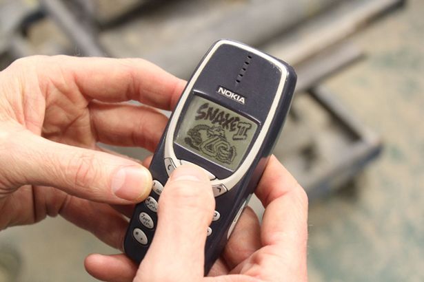 nokia-3310-17-nam-van-chay-tot-du-bi-quay-trong-may-giat-nhung-vao-nuoc-sot