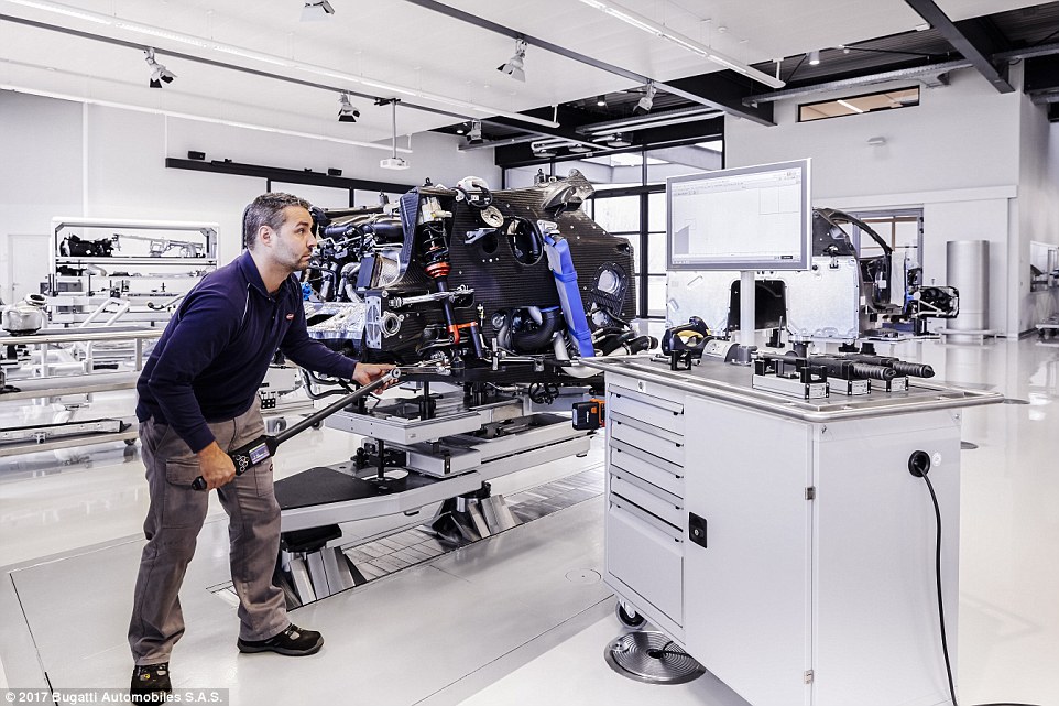 ben-trong-xuong-san-xuat-ong-hoang-toc-do-chiron-bugatti-gan-60-tychiec
