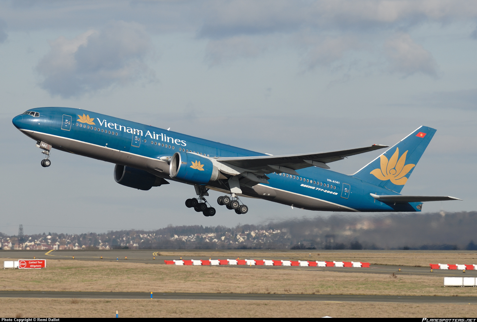 de-giam-no-vietnam-airlines-tinh-ban-bot-may-bay