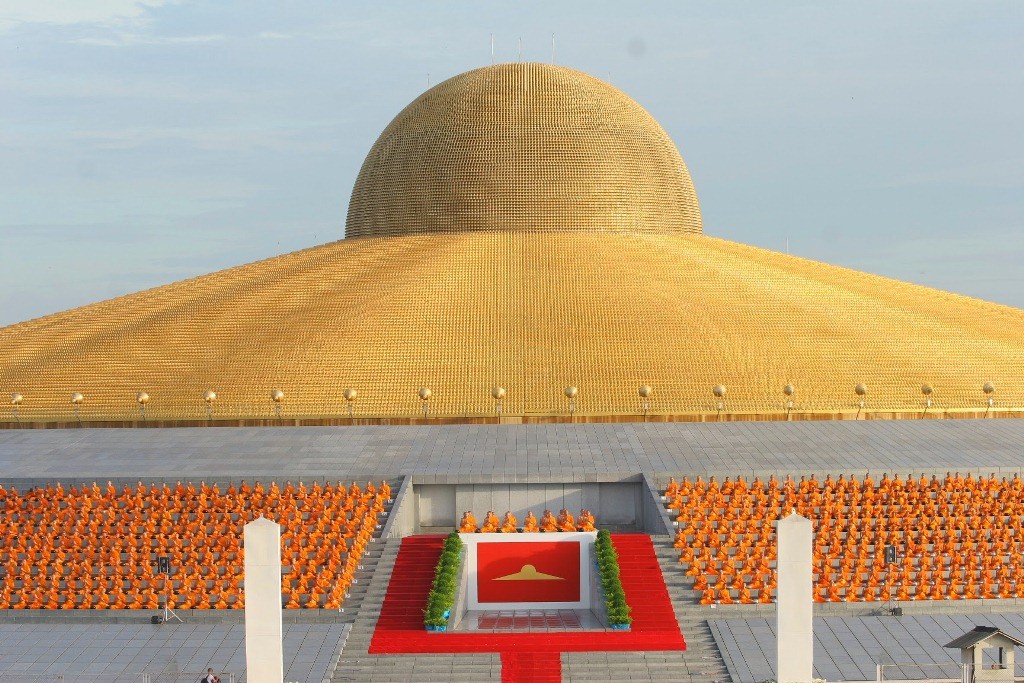 wat-dhammakaya-ngoi-chua-tran-ngap-tuong-ma-vang-cua-su-thai-bi-truy-na