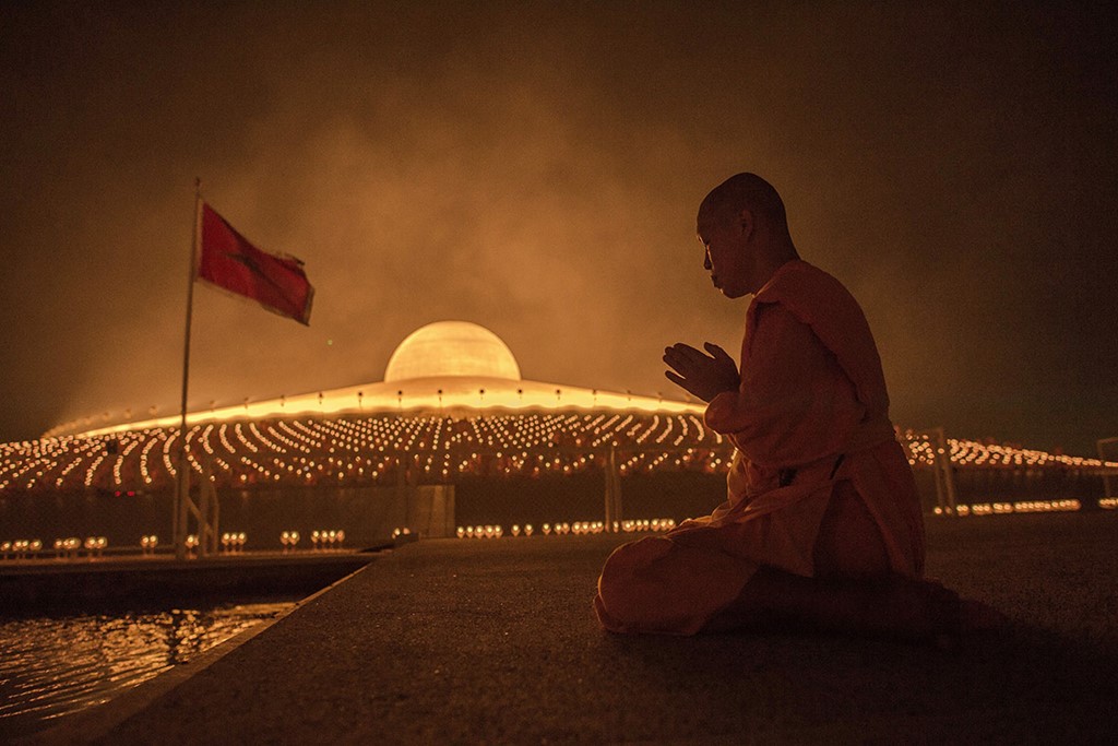 wat-dhammakaya-ngoi-chua-tran-ngap-tuong-ma-vang-cua-su-thai-bi-truy-na