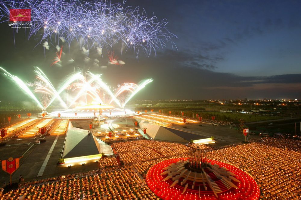 wat-dhammakaya-ngoi-chua-tran-ngap-tuong-ma-vang-cua-su-thai-bi-truy-na