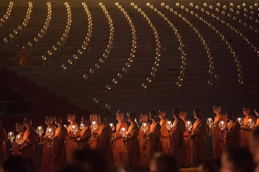wat-dhammakaya-ngoi-chua-tran-ngap-tuong-ma-vang-cua-su-thai-bi-truy-na