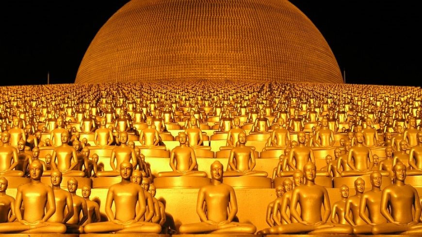 wat-dhammakaya-ngoi-chua-tran-ngap-tuong-ma-vang-cua-su-thai-bi-truy-na