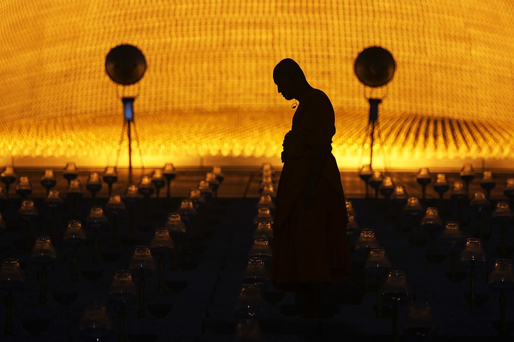 wat-dhammakaya-ngoi-chua-tran-ngap-tuong-ma-vang-cua-su-thai-bi-truy-na