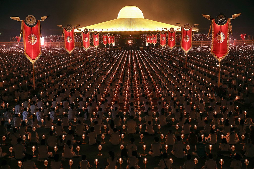 wat-dhammakaya-ngoi-chua-tran-ngap-tuong-ma-vang-cua-su-thai-bi-truy-na
