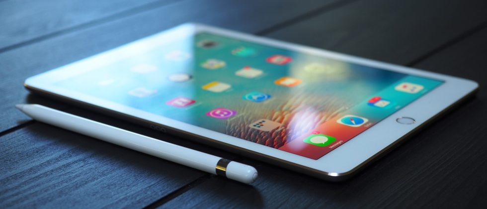 Samsung Tab S3 v&agrave; iPad Pro: đ&acirc;u mới l&agrave; 'lựa chọn s&aacute;ng suốt'?