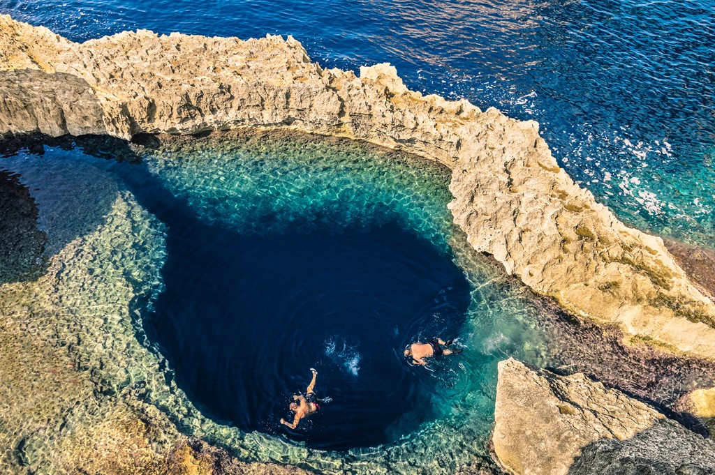 ve-dep-hut-hon-cua-vom-da-azure-window-truoc-khi-do-sap-xuong-bien