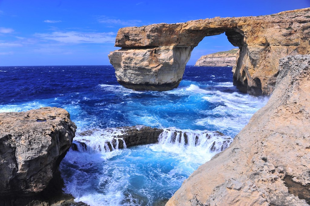 ve-dep-hut-hon-cua-vom-da-azure-window-truoc-khi-do-sap-xuong-bien