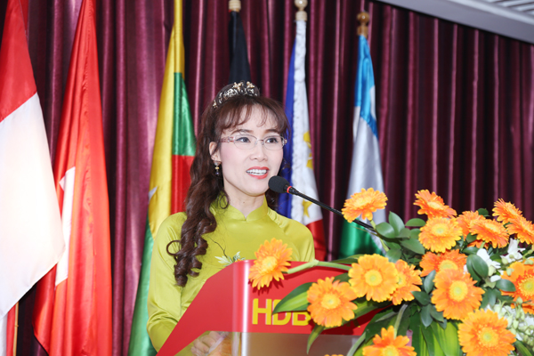 nu-ty-phu-usd--ba-chu-hang-vietjet-an-van-thoi-trang-nhu-the-nao